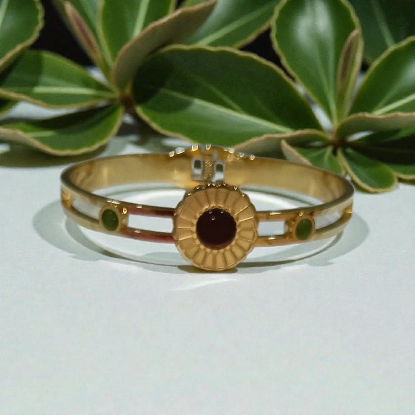 Designed with a sleek band Bracelet - Anti-Tarnish