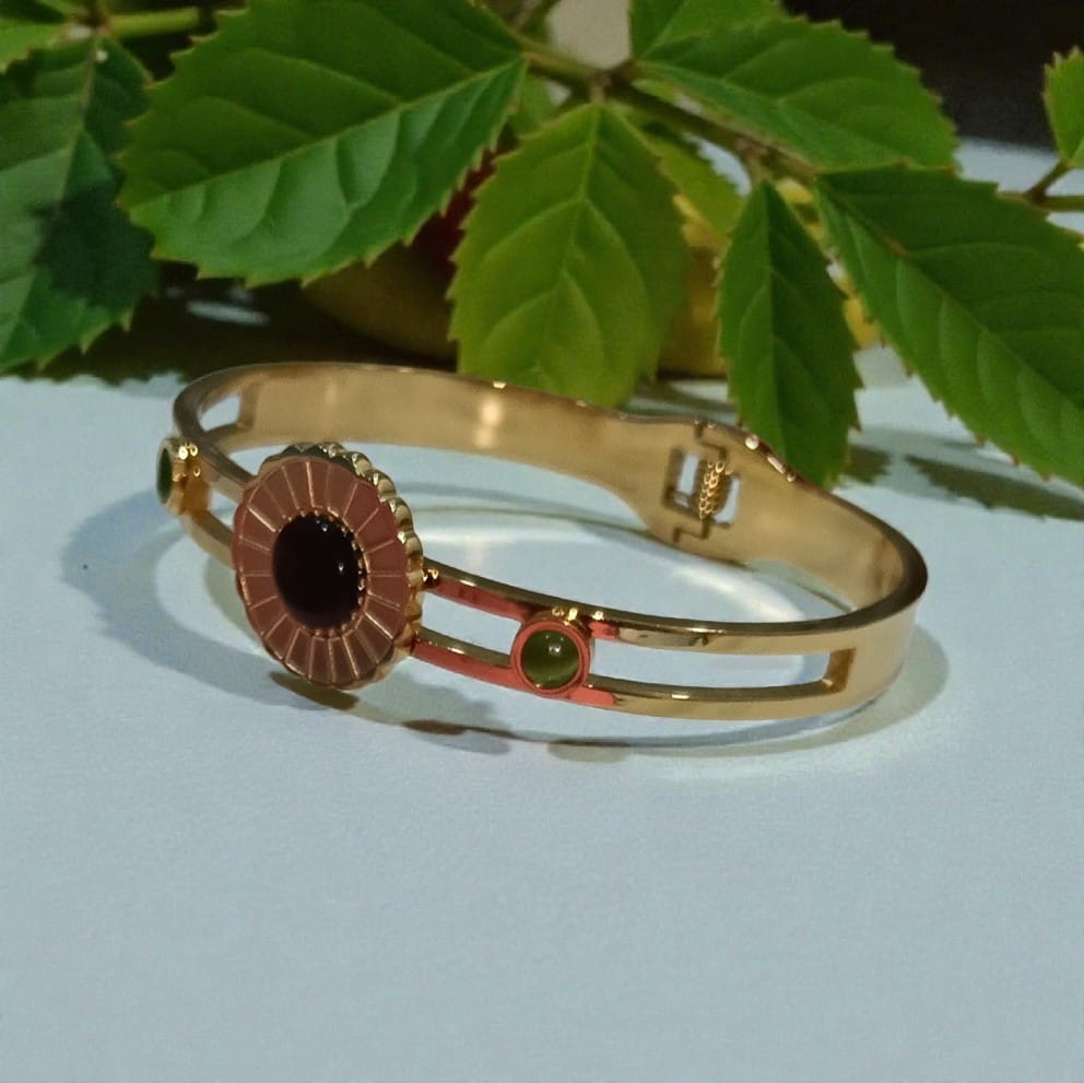Designed with a sleek band Bracelet - Anti-Tarnish